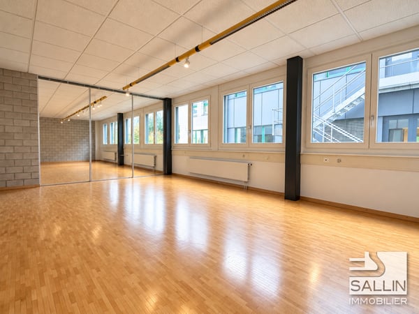 Surface administrative d'env. 270 m²  avec 3 pl. ext. et 2 pl. int. 2