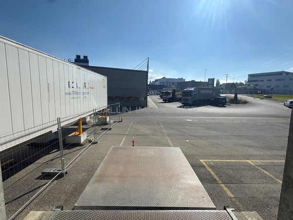 Entrepôt/Halle d'env. 620 m², quai de chargement avec rampe élévatrice 10