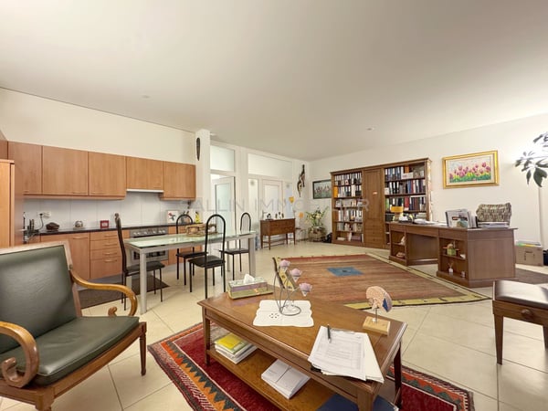 Belle et lumineuse surface administrative au 1ème étage avec pl. int. 4