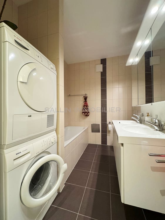 Belle et lumineuse surface administrative au 1ème étage avec pl. int. 9