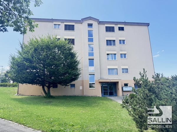 Spacieux appartement de 5 pièces au 3ème étage avec place intérieure 8