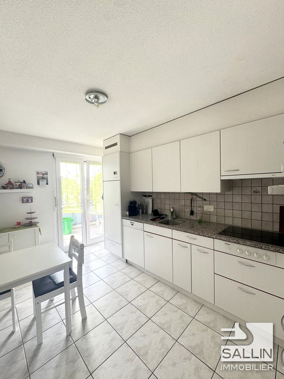 Spacieux appartement de 5 pièces au 2ème étage avec place intérieure 2