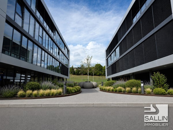 Surfaces admin. récentes de 60 à 360 m² situées au rez & 1er étage 1