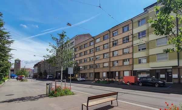 Helle Wohnung mit moderner Küche und ruhigem Balkon 1