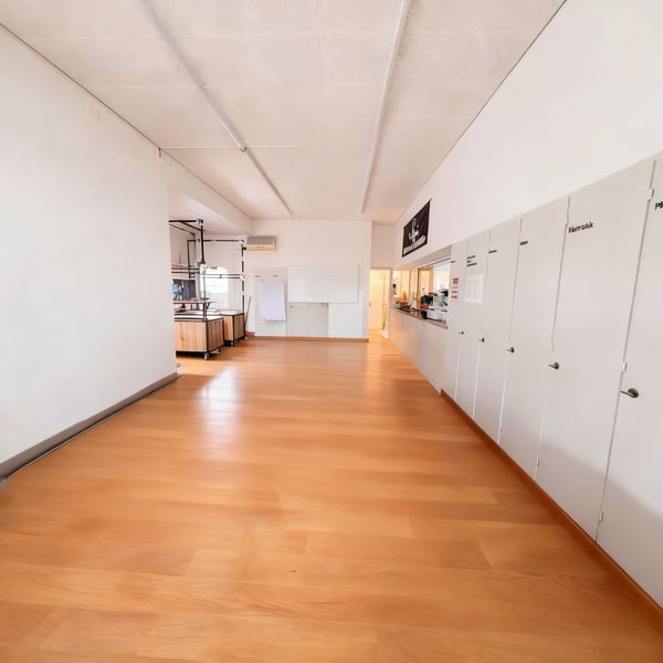 Attraktive Verkauf-, Gastro- oder Bürofläche im Bahnhof Näfels-Mollis. 6