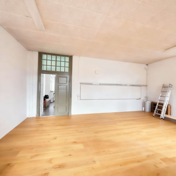 Attraktive Verkauf-, Gastro- oder Bürofläche im Bahnhof Näfels-Mollis. 9