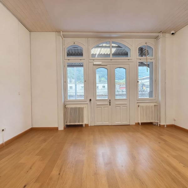 Attraktive Verkauf-, Gastro- oder Bürofläche im Bahnhof Näfels-Mollis. 2