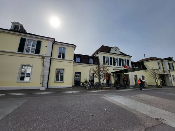 Surface de bureau idéalement située en gare de Delémont 1