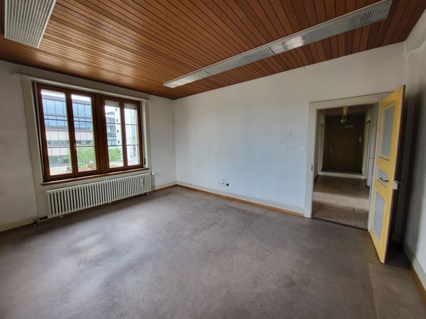 Surface de bureau idéalement située en gare de Delémont 10