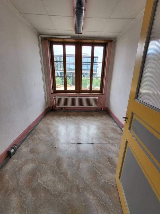 Surface de bureau idéalement située en gare de Delémont 8