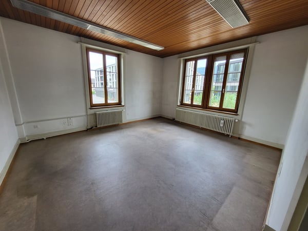 Surface de bureau idéalement située en gare de Delémont 9