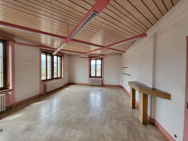 Surface de bureau idéalement située en gare de Delémont 7