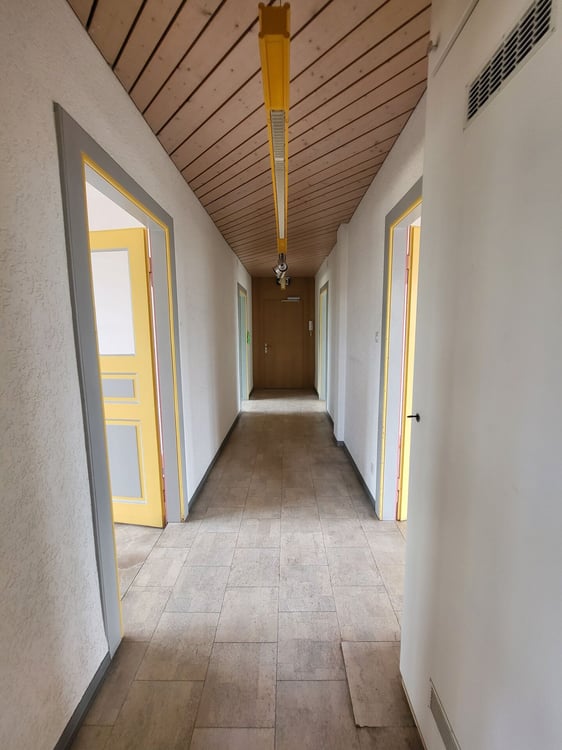 Surface de bureau idéalement située en gare de Delémont 11