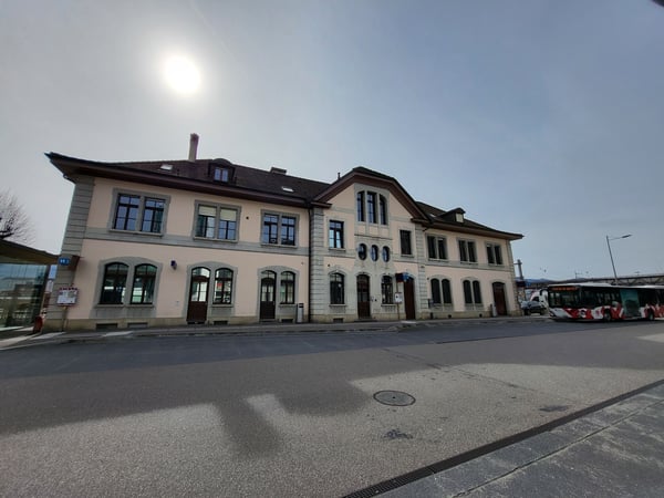 Surface de bureau idéalement située en gare de Delémont 4