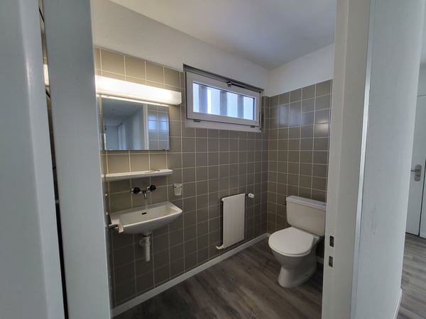 Am Bahnhof Rekingen vermieten wir eine neu renovierte 4,5 Zimmerwohnung im 1. Stock 2