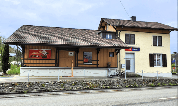 Attraktive Verkaufsfläche am Bahnhof Rikon 1
