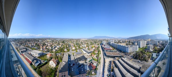 Une vue panoramique entre ville et montagnes 1