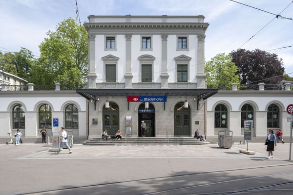 Zentrale Retailfläche mit grosser Schaufensterfront im Bahnhof Stadelhofen 3