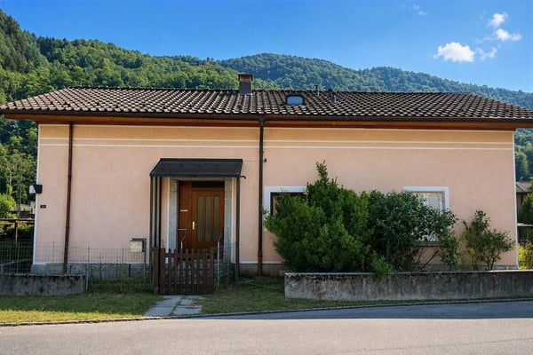 Casa storica unifamiliare in vendita a Riviera-Cresciano 1