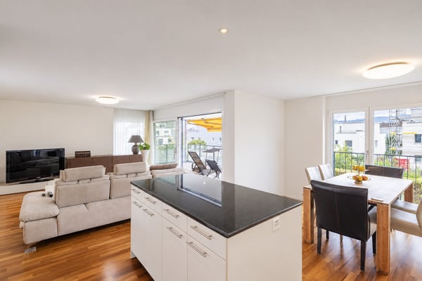 4.5-Zimmer-Wohnung in Hombrechtikon - grosszügiges Wohnen mit sonnigem Balkon 2