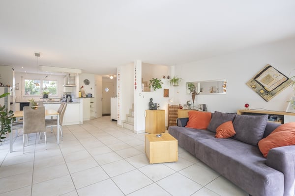 4.5-Zimmer-Doppeleinfamilienhaus in Dübendorf grosszügiges Wohnen mit Garten und Terrasse 2