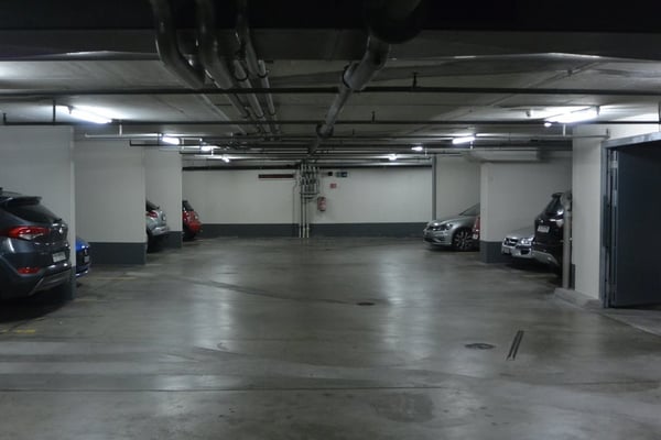 Tiefgarageneinstellplätze unterhalb Tankstelle