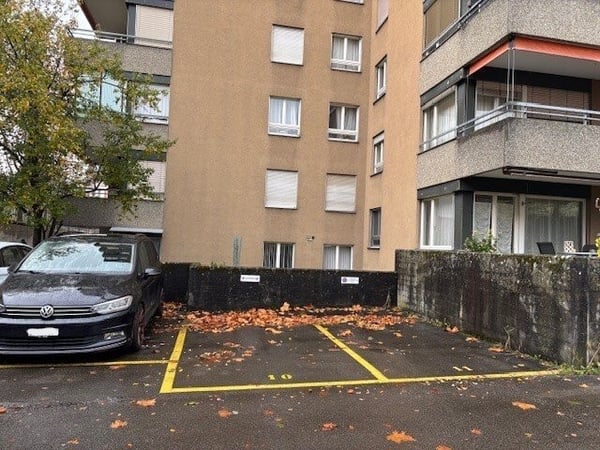 Parkplatzsuche war gestern - Aussenparkplatz in attraktiver Lage. 2