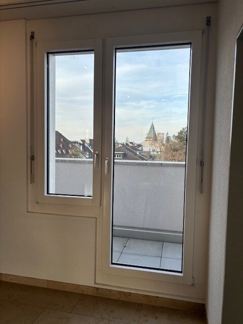 Helle Dachwohnung mit Blick über Basel 6