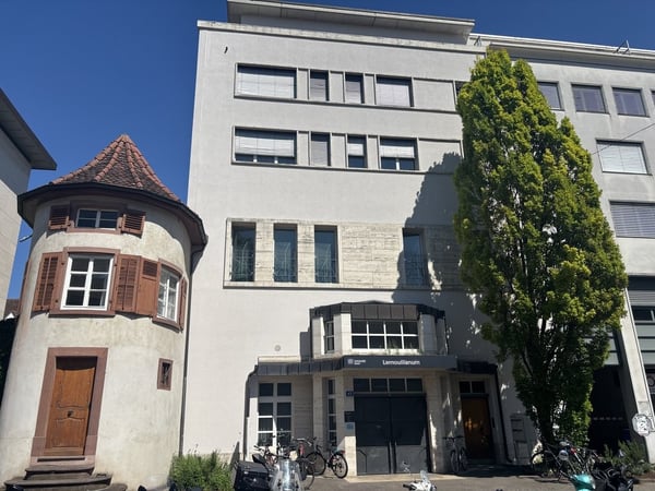 Helle Dachwohnung mit Blick über Basel 1