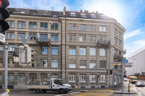 Helle 3.5 Zimmer-Altbauwohnung mit grosszügiger Aussicht 1