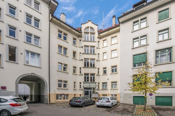 Helle 3.5 Zimmer-Altbauwohnung mit grosszügiger Aussicht 2