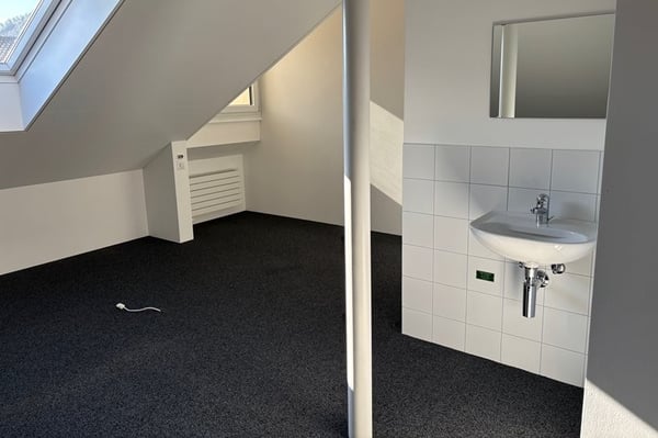 Attraktiver Büroraum im Dachgeschoss 3