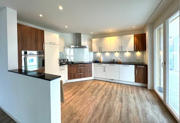 Moderne, lichtdurchflutete 5.5-Zimmer-Wohnung mit gedecktem Balkon und See-Sicht 5