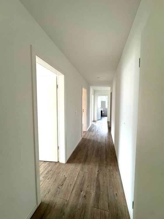 Moderne, lichtdurchflutete 5.5-Zimmer-Wohnung mit gedecktem Balkon und See-Sicht 12