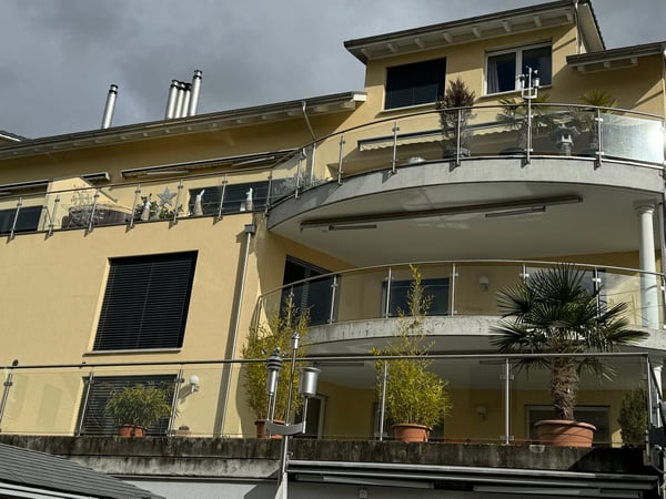 Moderne, lichtdurchflutete 5.5-Zimmer-Wohnung mit gedecktem Balkon und See-Sicht 2