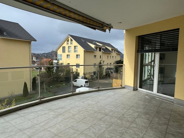 Moderne, lichtdurchflutete 5.5-Zimmer-Wohnung mit gedecktem Balkon und See-Sicht 16