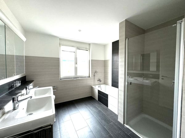 Moderne, lichtdurchflutete 5.5-Zimmer-Wohnung mit gedecktem Balkon und See-Sicht 7