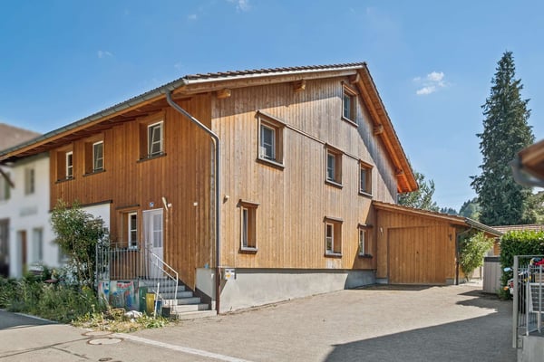 Grosszügiges Einfamilienhaus mit freiem Blick ins Grüne 1