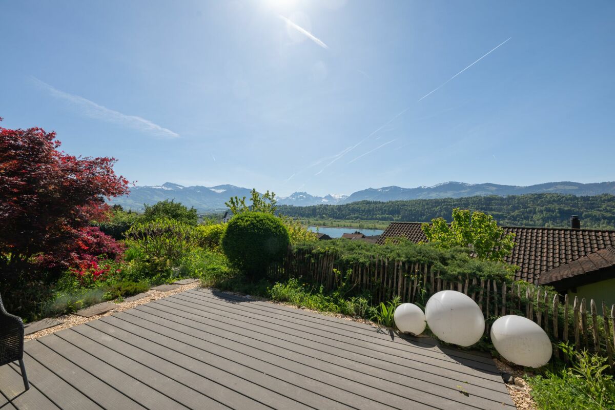 Grosszügige Gartenwohnung mit Panoramablick und hochwertigem Wohnkomfort