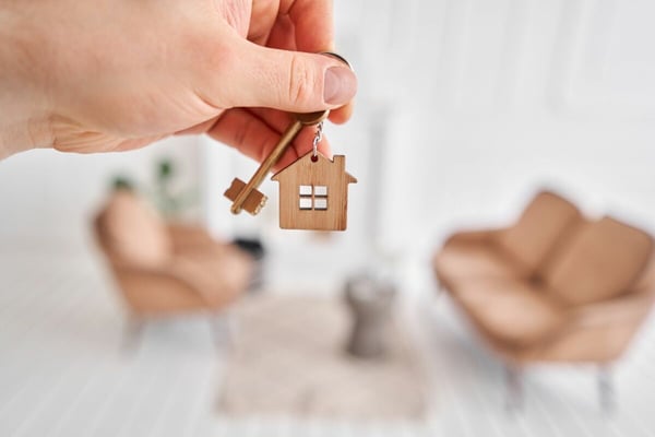 VERKAUFSANKÜNDIGUNG: 3-Familienhaus an sonniger und zentraler Lage mit grossem Entwicklungspotenzial 1