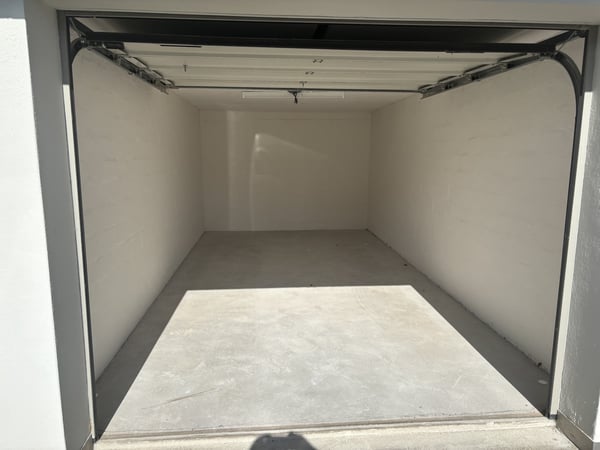 Sichere und gepflegte Garagenbox an attraktiver Lage in Zürich Höngg