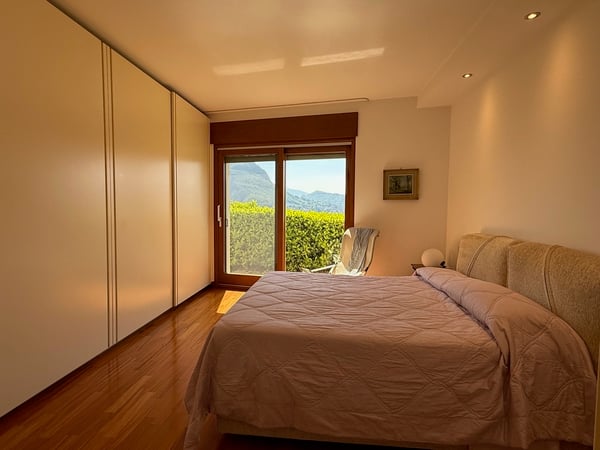 MAGNIFICO Appartamento CON CURATISSIMO GIARDINO E VISTA LAGO 9