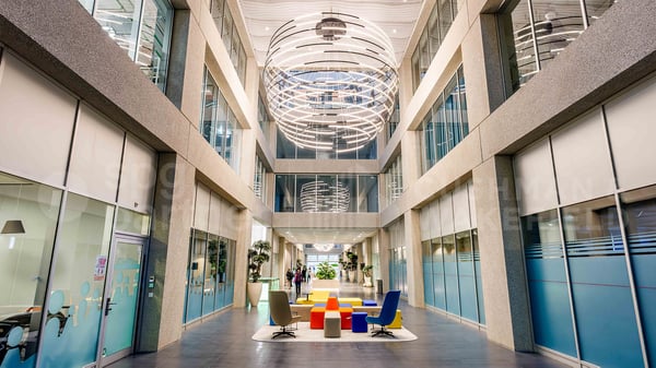 TEMPO - Surfaces high-tech dans bâtiment contemporain certifié BREEAM et MINERGIE 5