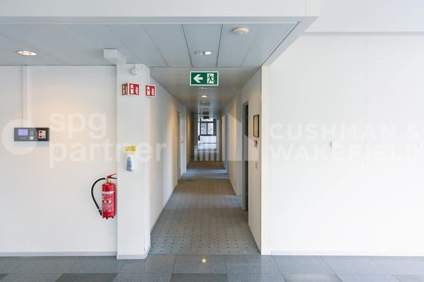 Locaux administratifs et artisanaux lumineux au coeur de la ZIMEYSA - Veyrot 11 4