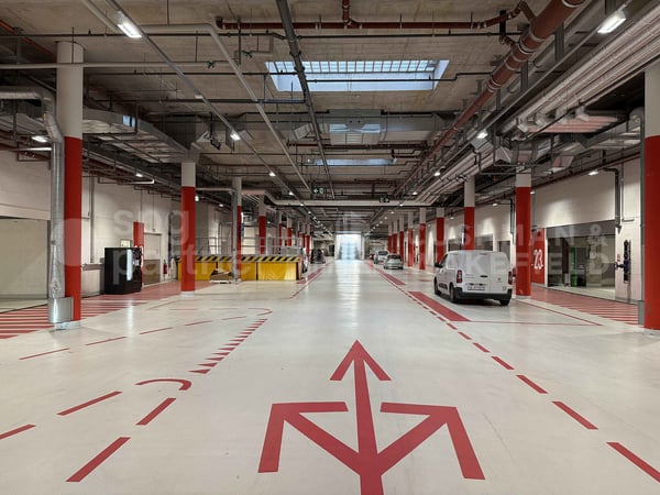 Belles surfaces industrielles et artisanales de 498 m² et 812 m² situées au rez-de-chaussée 3