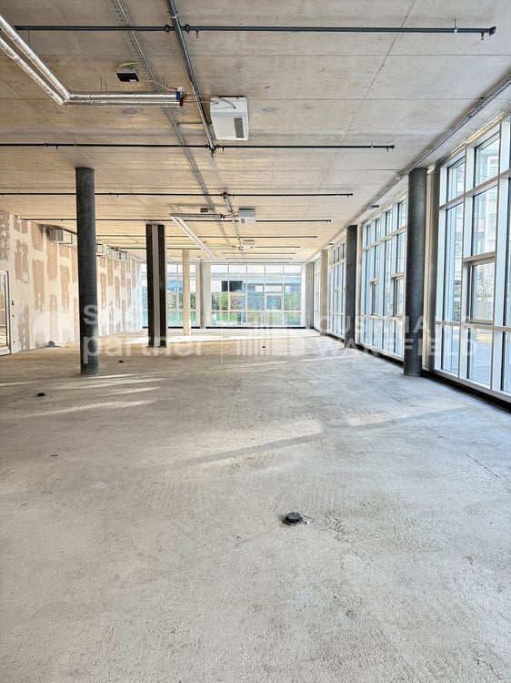 Belles surfaces industrielles et artisanales de 498 m² et 812 m² situées au rez-de-chaussée 2