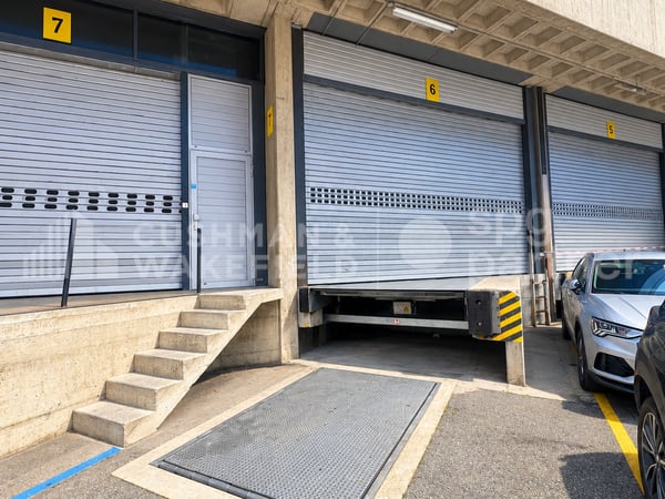 Jeunes 23 - Grande surface de stockage fonctionnelle de 1?500 m², zone industrielle stratégique 6