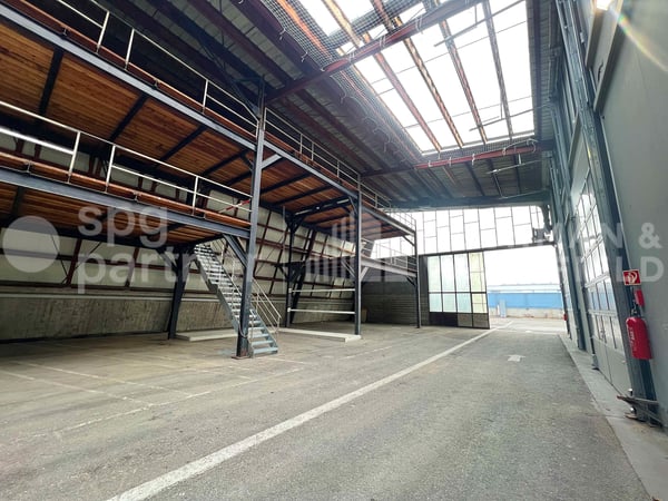 Atelier et dépôt de 1?470 m² avec cour extérieure à Petit-Lancy 9