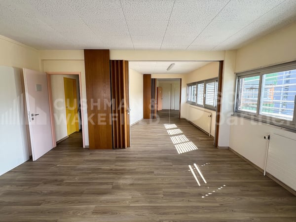 Surface mixte avec porte sectionnelle - 940 m² | SATIGNY?ZIMEYSA 8