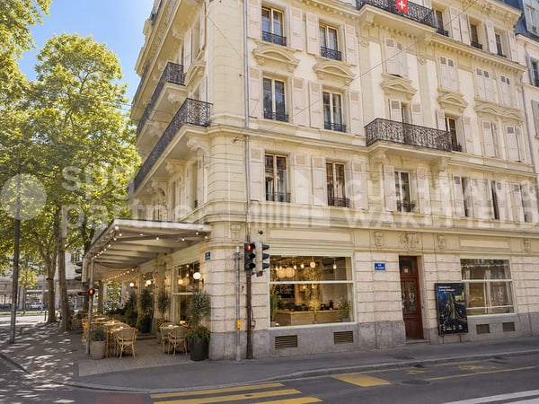Arcade commerciale équipée de 495 m², vitrine de plain-pied avec terrasse - Tunnel 20 3
